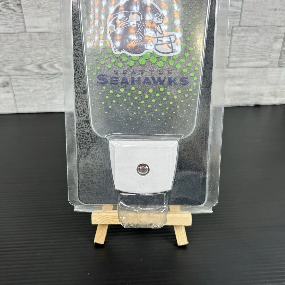 SEATTLE SEAHAWKS TEAM FROSTED‎ NIGHT LIGHT PLUG-IN LED W/LIGHT SENSOR NEW
